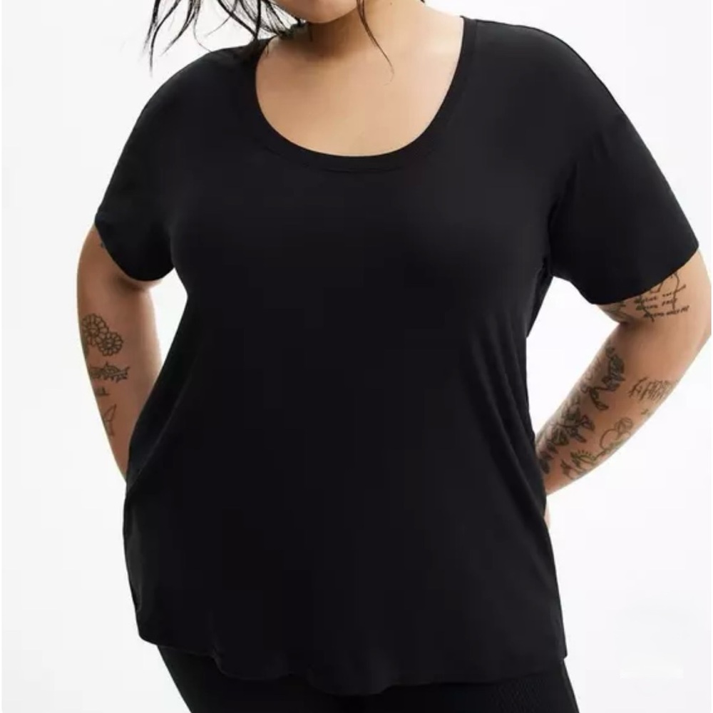Size 2 Torrid Classic Black scoop neck Short Sleeve Tee